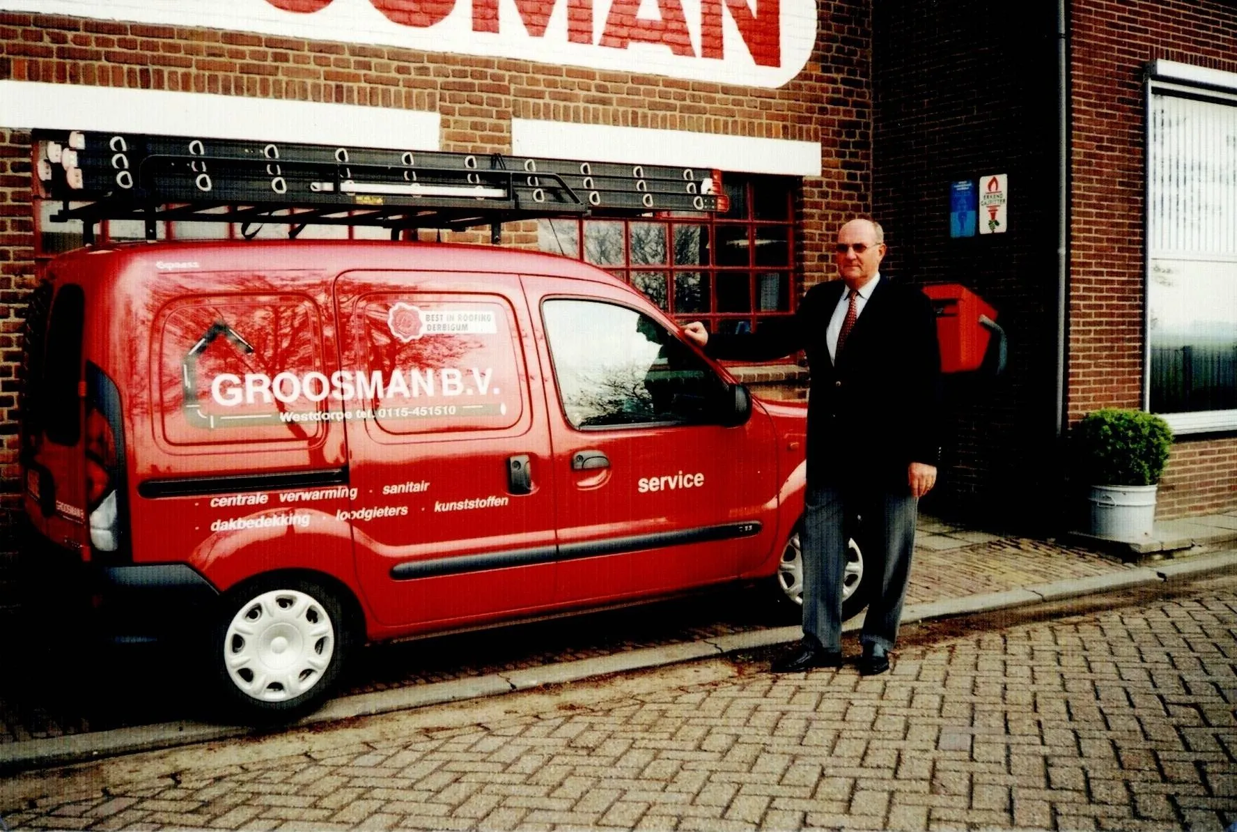 Eric Groosman bij de rode servicebus van Groosman B.V.